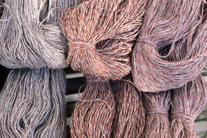 Handstrickgarn dreifädig 100 g natur